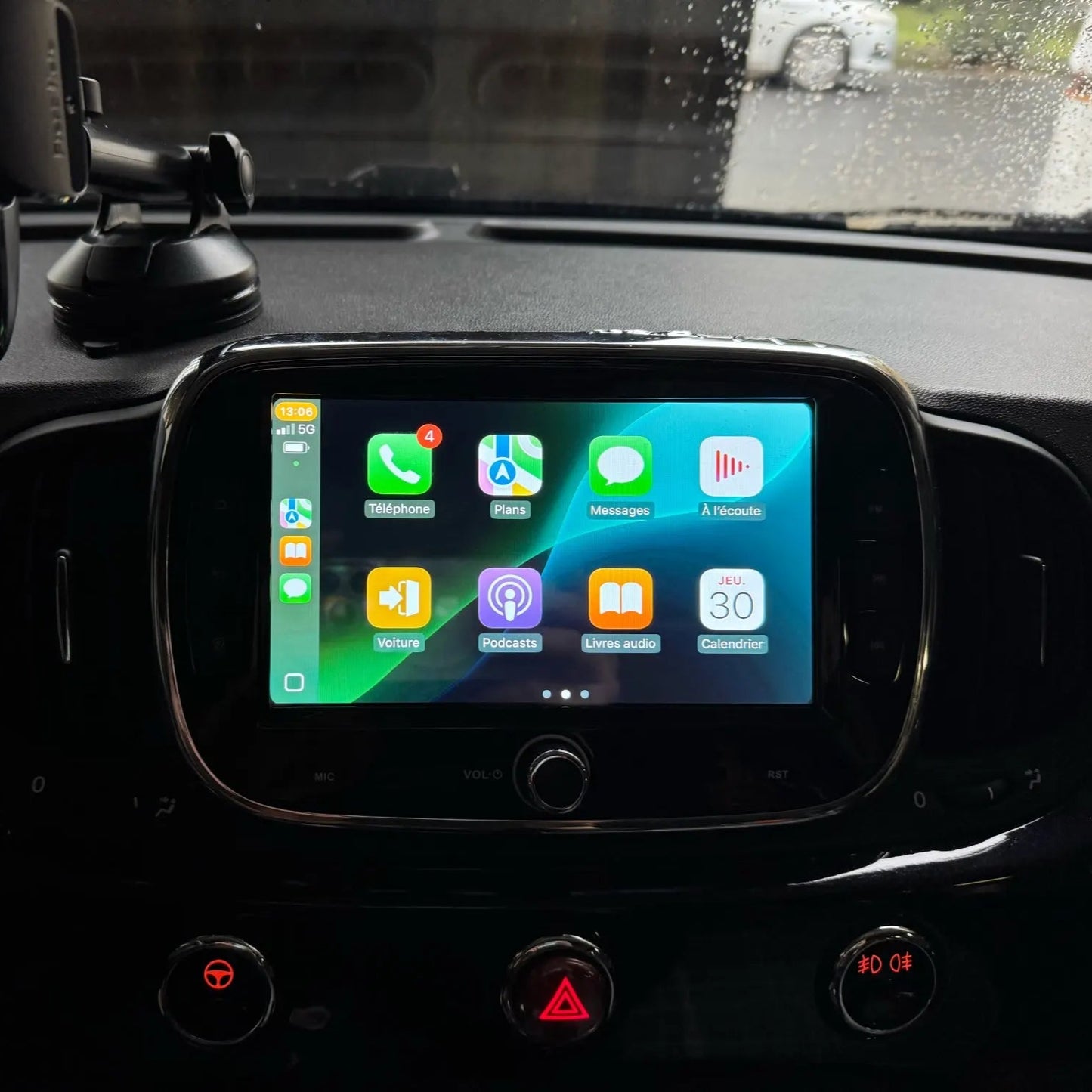 Fiat 500 2017 Android Screen showing Apple CarPlay menu.