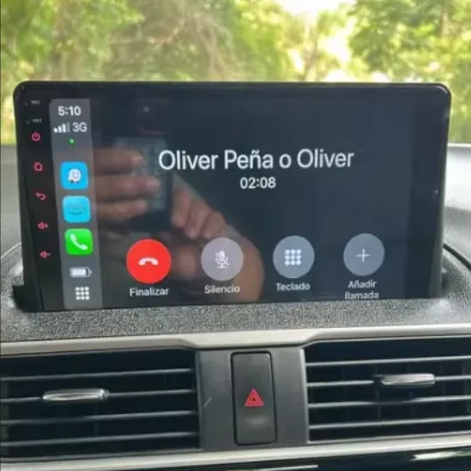 Car infotainment system displaying a call interface with names 'Oliver Peña' and 'Oliver'.